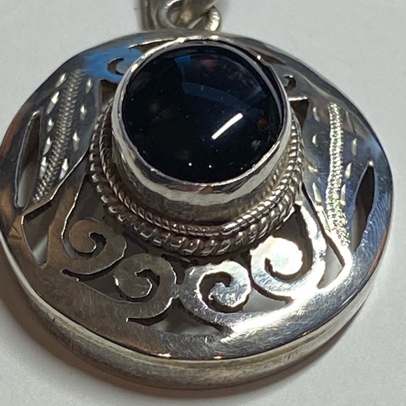 Elegant Silver and Black Pendant Necklace - Picture 7 of 7